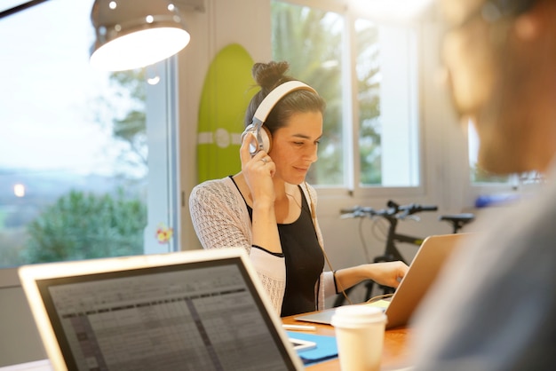 Jolie femme travaillant dans un espace de travail