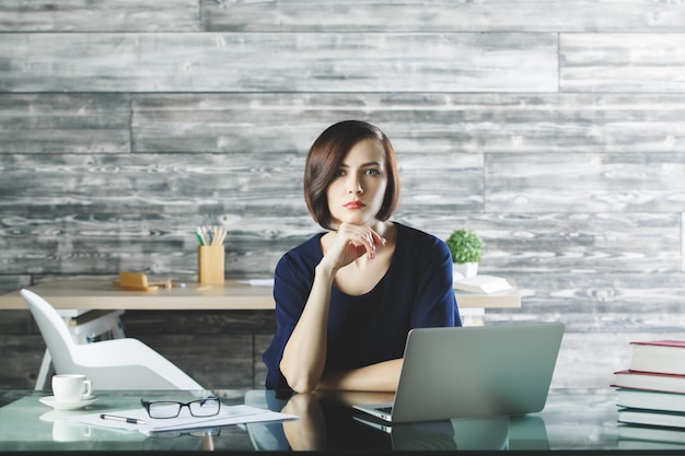 Jolie femme travaillant sur le projet