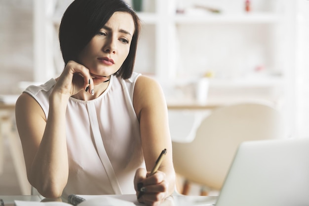 Jolie femme travaillant sur le projet