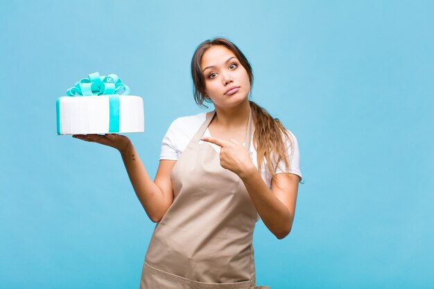 Jolie femme en uniforme de boulanger