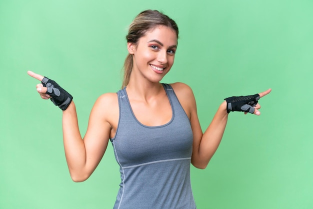 Jolie femme uruguayenne Sport sur fond isolé pointant le doigt vers les latéraux et heureux