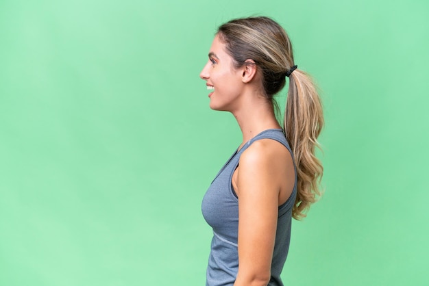 Jolie femme uruguayenne Sport sur fond isolé rire en position latérale