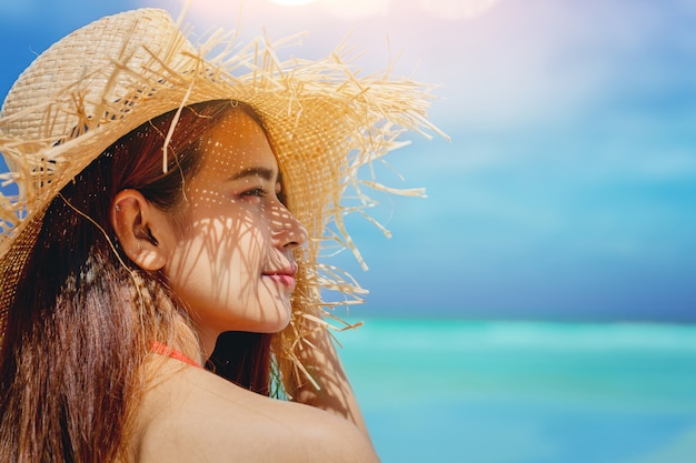 Jolie femme vacances liberté se détendre à l'océan profiter de la lumière chaude