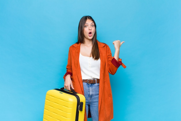 Jolie femme avec une valise