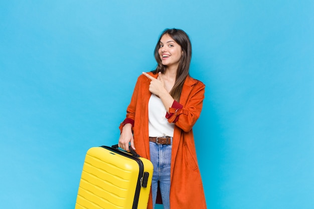 Jolie femme avec une valise