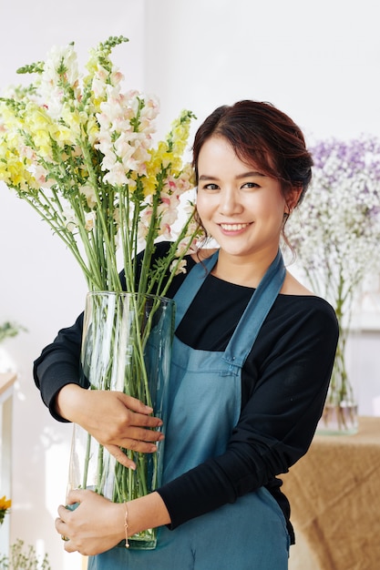 Jolie femme avec vase de fleurs