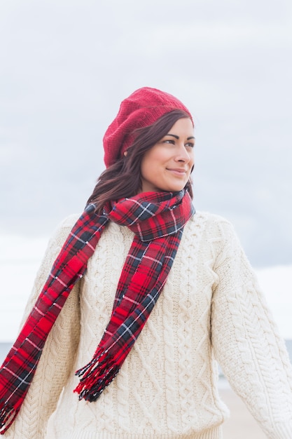 Photo jolie femme en vêtements chauds élégants à la recherche