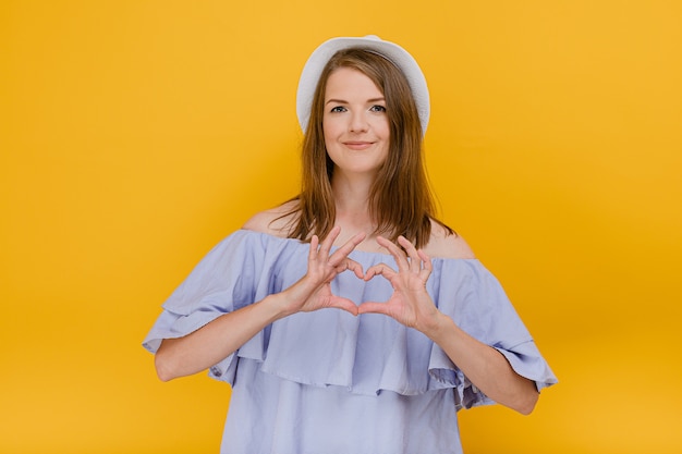 Jolie femme vêtue d'une tenue d'été à la mode beauté naturelle de chapeau de paille