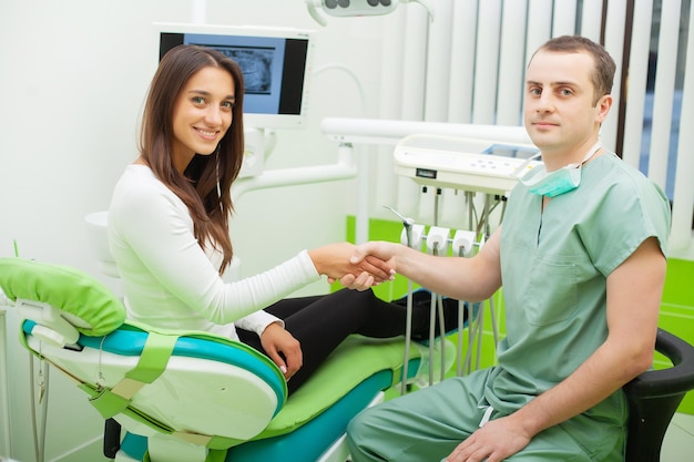 Jolie femme visitant son dentiste en clinique.