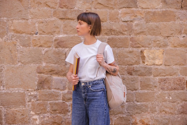 Jolie femme à la voiture avec sac à dos