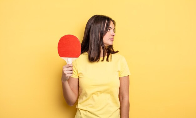 Jolie femme en vue de profil pensant, imaginant ou rêvant. concept de ping-pong