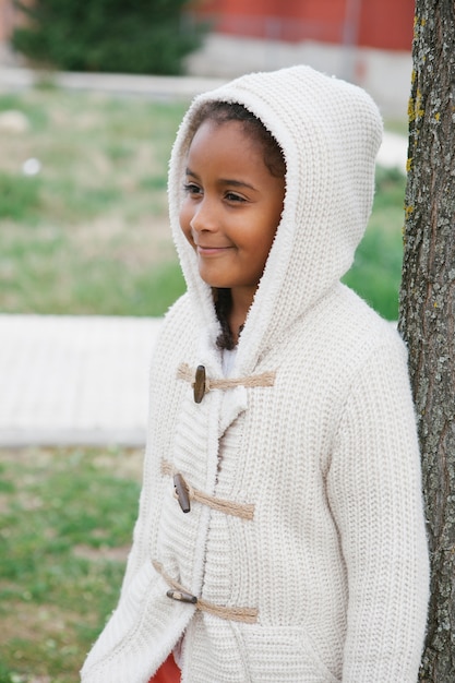 Jolie fille africaine avec des vêtements d&#39;hiver