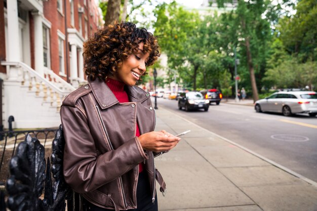 Jolie fille afro-américaine à New York