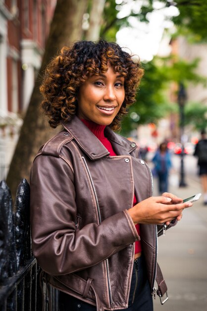 Jolie fille afro-américaine à New York