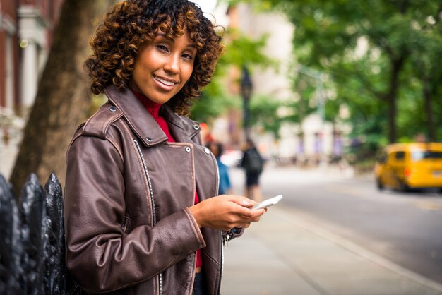 Jolie fille afro-américaine à New York