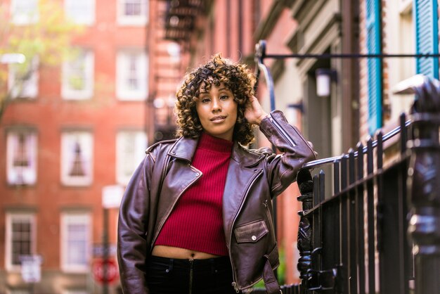 Jolie fille afro-américaine à New York