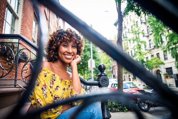 Jolie fille afro-américaine à New York