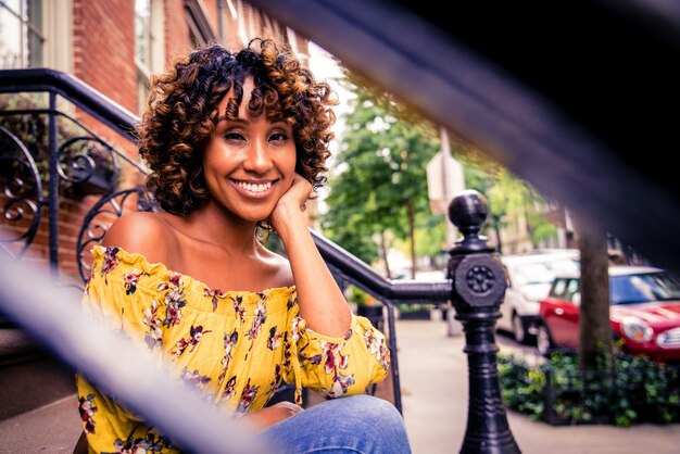 Jolie fille afro-américaine à New York