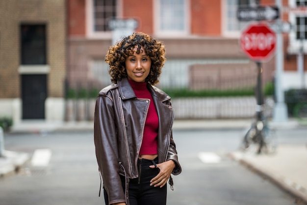 Jolie fille afro-américaine à New York