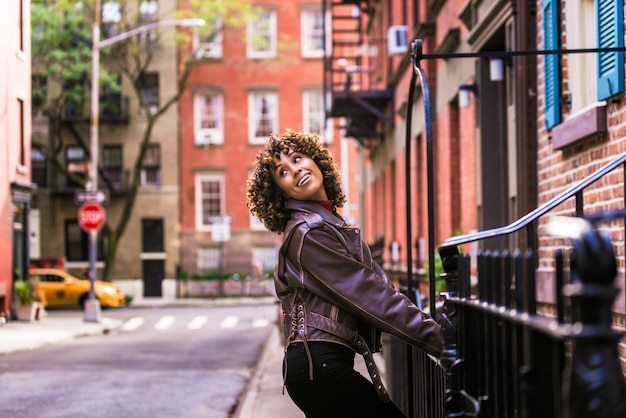 Jolie fille afro-américaine à New York