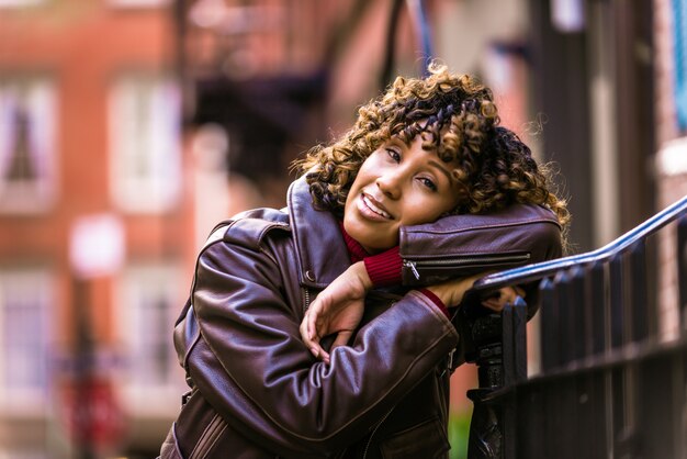 Jolie fille afro-américaine à New York