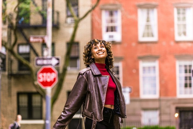 Jolie fille afro-américaine à New York