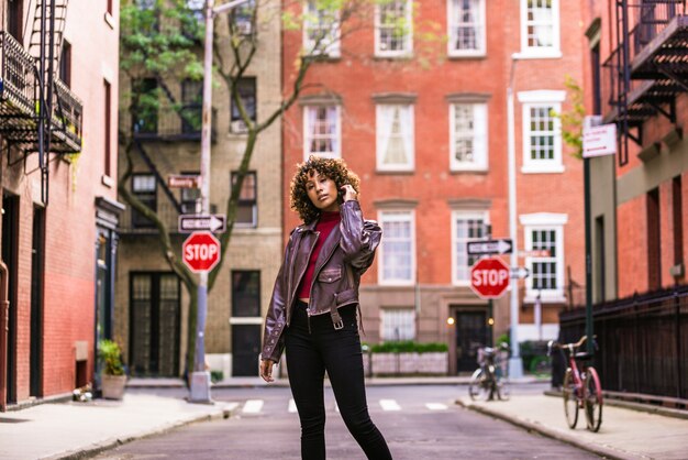 Jolie fille afro-américaine à New York