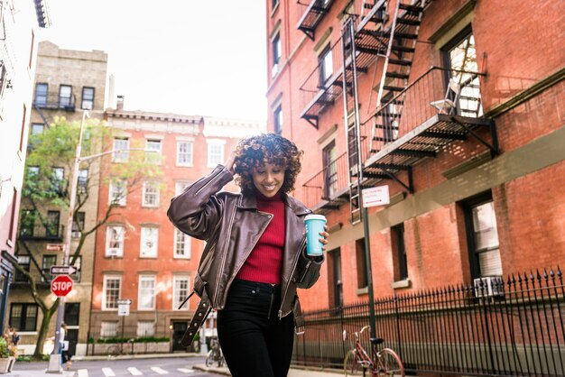 Jolie fille afro-américaine à New York