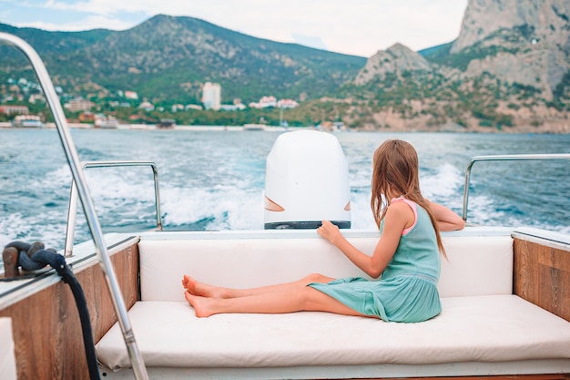 Jolie fille appréciant la voile sur le bateau