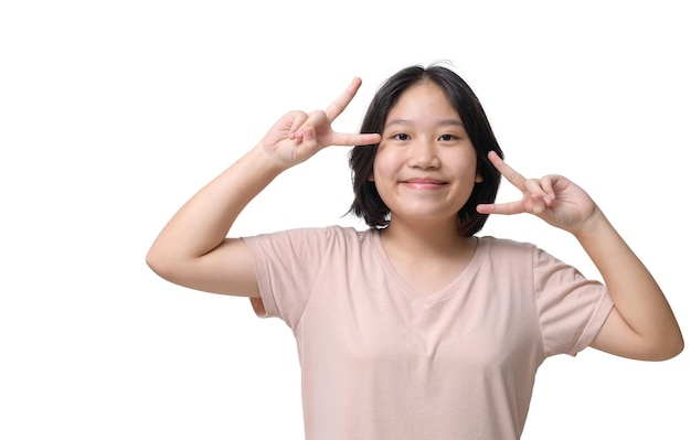 Photo jolie fille asiatique aux cheveux courts en t-shirt marron sur fond blanc émotion isolée