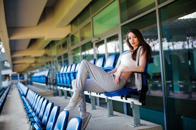 Jolie fille assise au stade de l'école