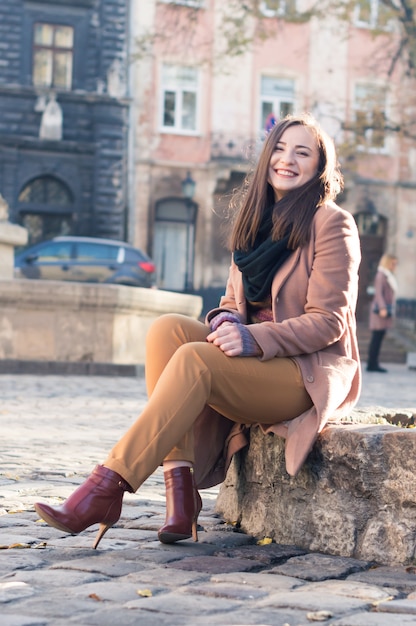 Jolie fille assise sur un rocher