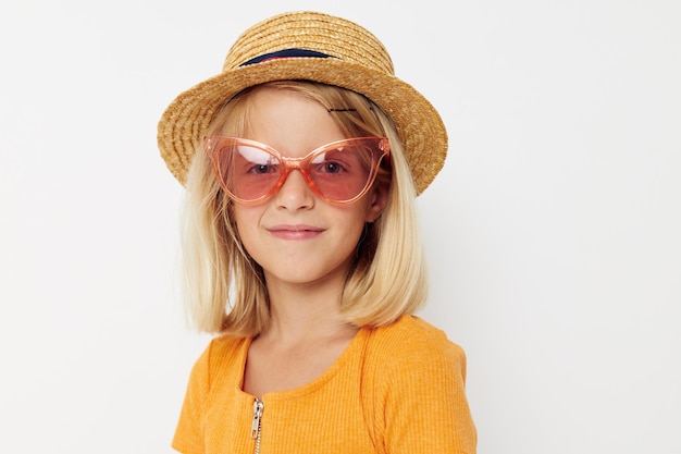 Jolie fille aux cheveux blonds portant un chapeau fashion smile