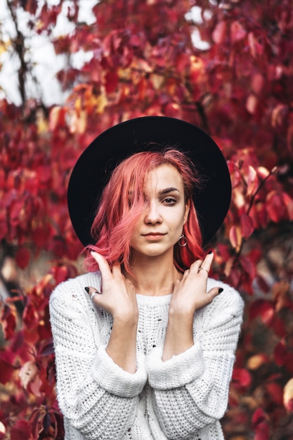 Jolie Fille Aux Cheveux Rouges Et Chapeau Marchant Dans Le Parc, Temps D'automne.