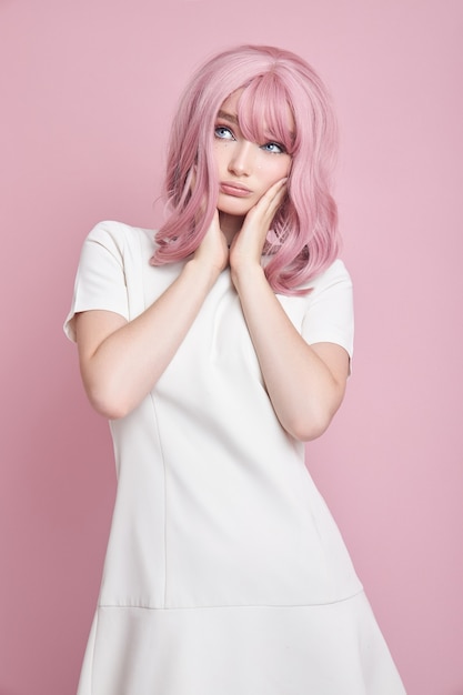 Jolie fille aux longs cheveux roses, coloration des cheveux.