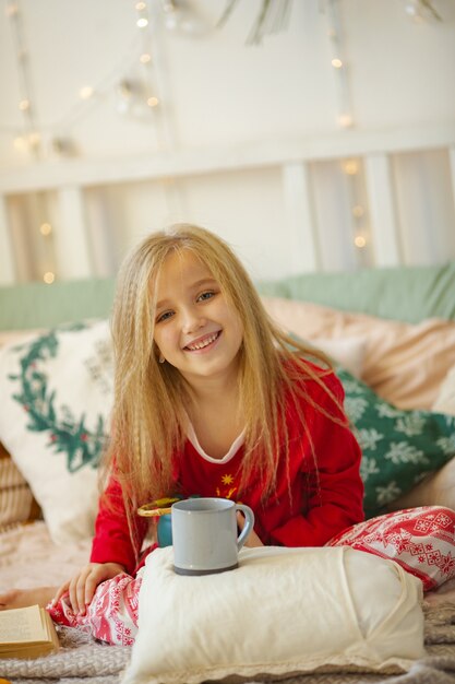 Jolie fille avant le nouvel an en pyjama