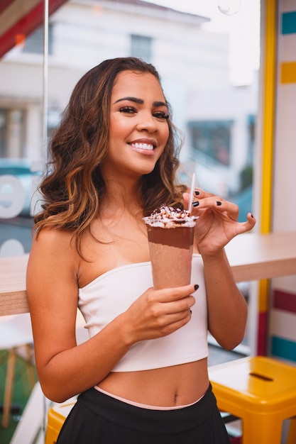 Jolie fille ayant un délicieux milk-shake au chocolat