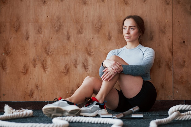 Jolie fille avec un beau corps. Jeune femme sportive ont une journée de remise en forme dans la salle de sport au matin