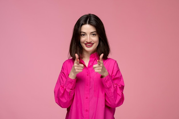 Jolie fille belle adorable dame avec rouge à lèvres en chemise rose pointant vers l'écran