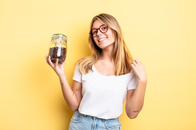 Jolie fille blonde à l'air arrogante, réussie, positive et fière. concept de grains de café