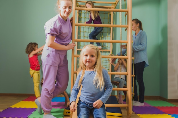 Jolie fille blonde posant à la maternelle