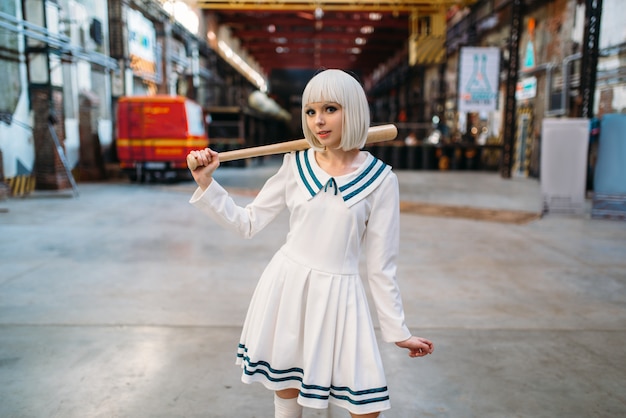 Jolie fille blonde de style anime avec batte de baseball