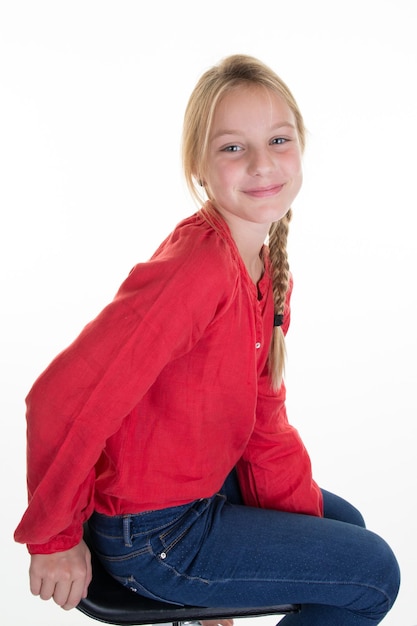 jolie fille blonde avec des vêtements bleus et rouges