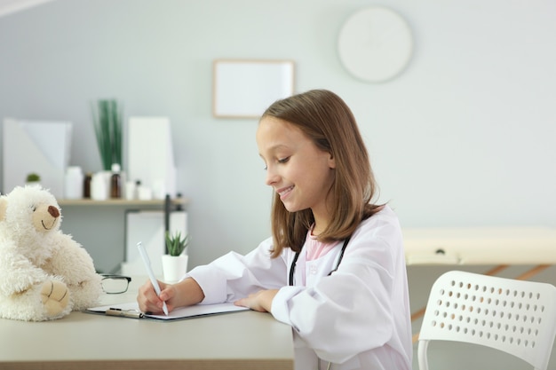 Jolie fille de bonne humeur joue au docteur