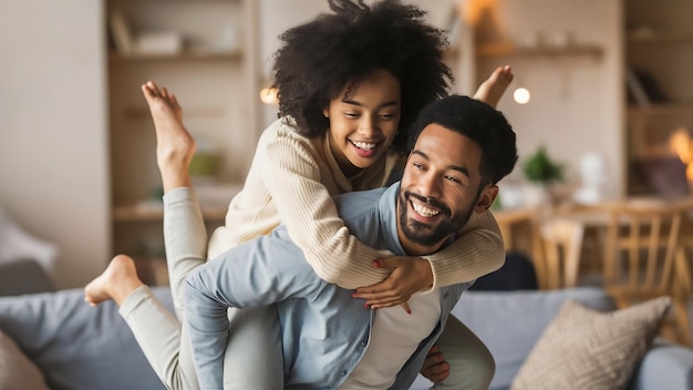 Une jolie fille bouclée a sauté sur les petits amis histoire d'amour arrière d'un couple capering dans une chambre confortable et spacieuse