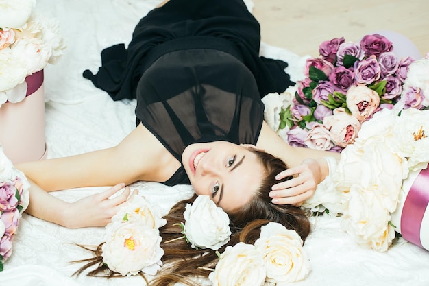 Jolie fille en bouquets de fleurs