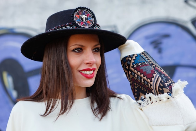 Jolie fille brune avec un chapeau noir