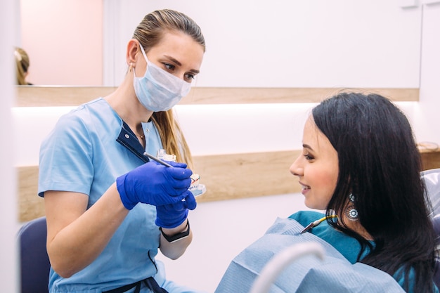 Jolie fille brune à la consultation de dentiste