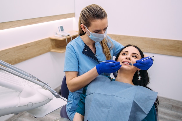 Jolie fille brune à la consultation de dentiste