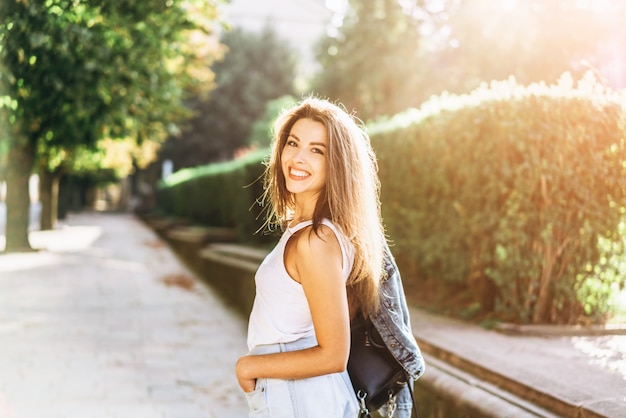 Jolie fille brune se réveiller dans la rue.